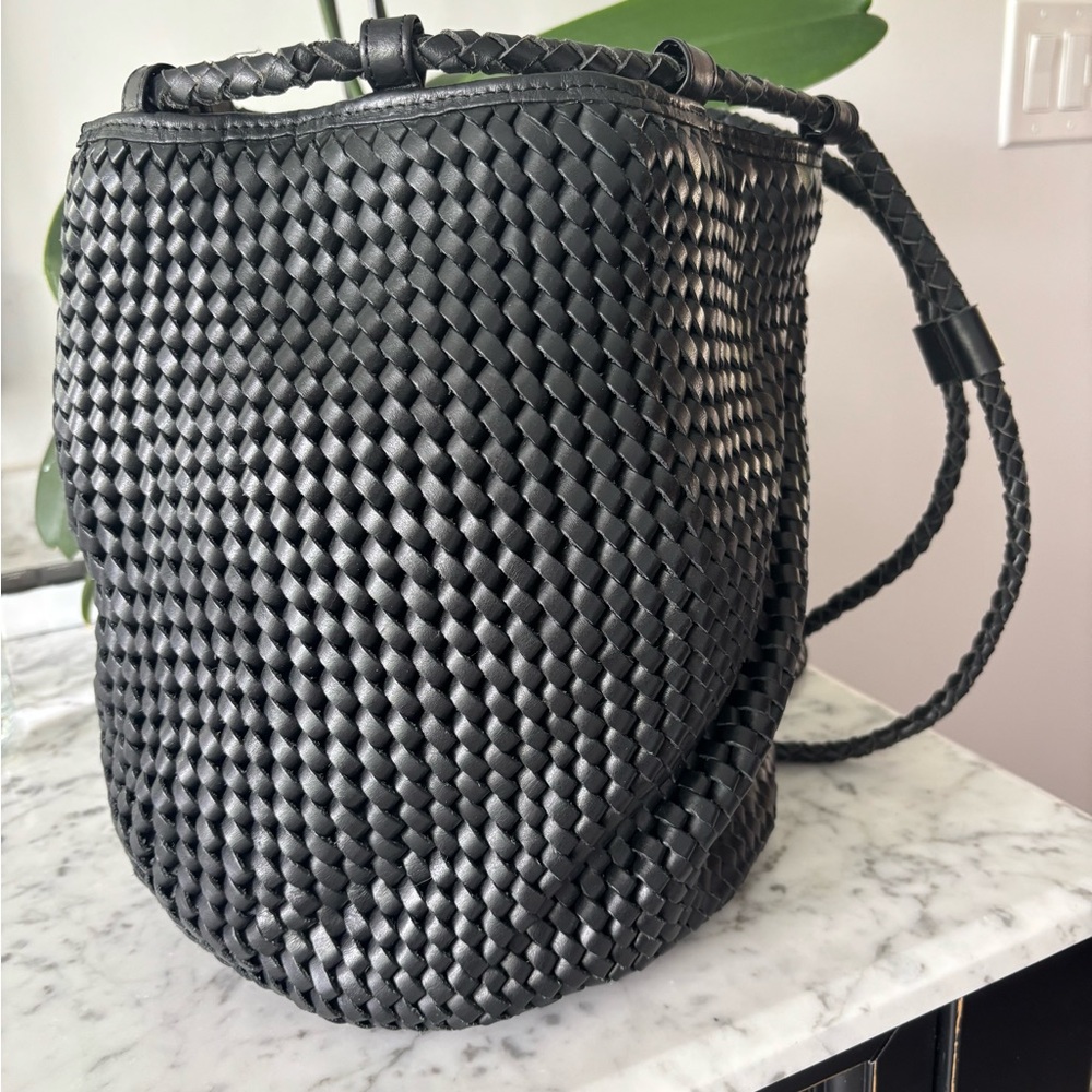 Classic Black Shoulder Bag with Timeless Design. Woven leather. Bembien